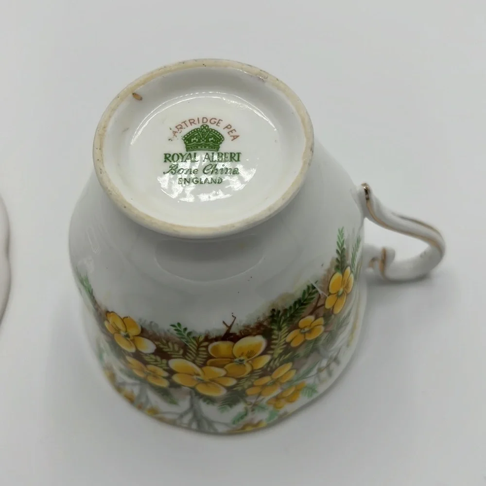 ROYAL ALBERT BONE CHINA MADE IN ENGLAND PARTRIDGE PEA TEACUP AND SAUCER SET Tea